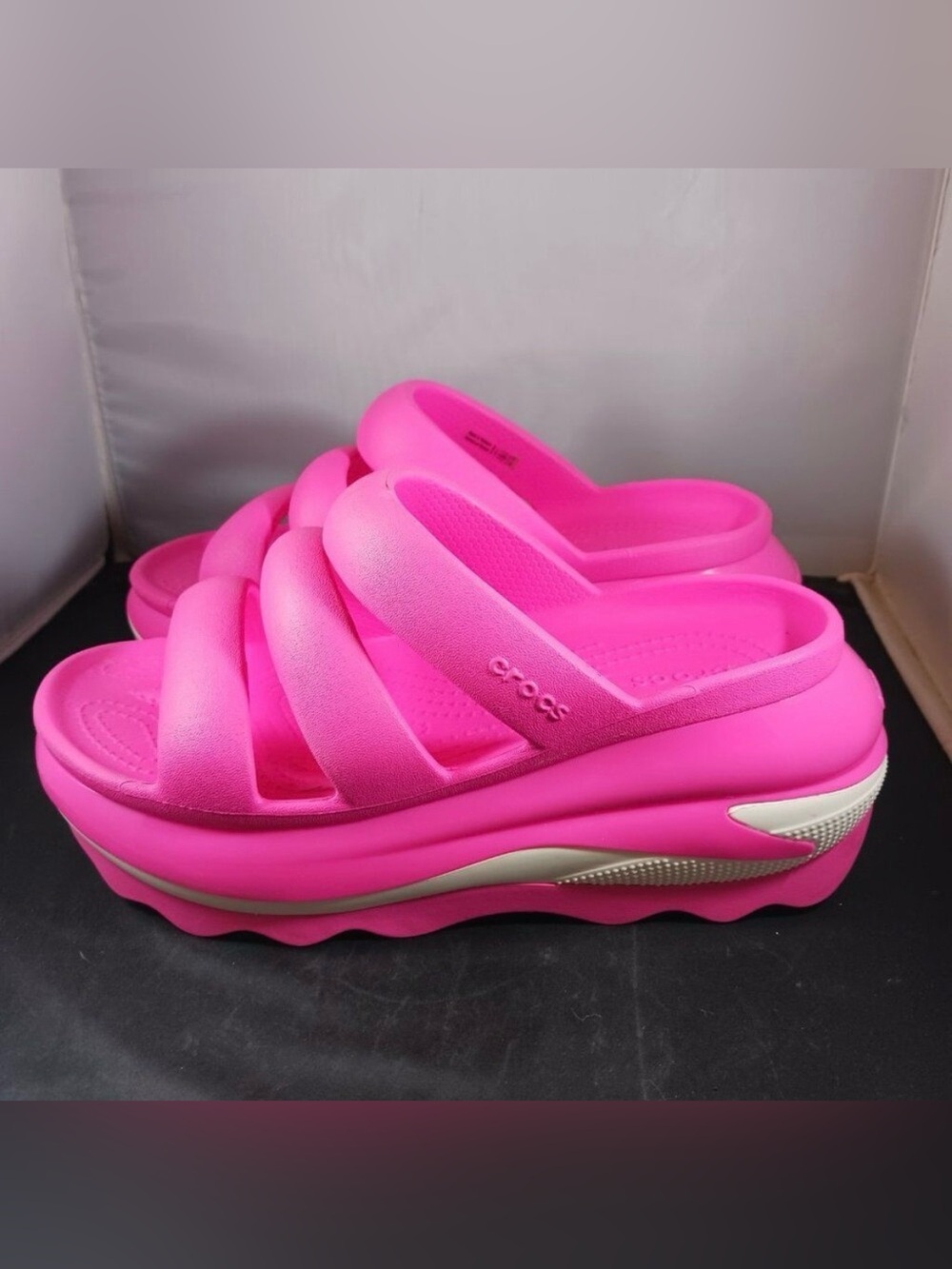 CROCS “Mega Crush Triple Strap” sandal in hot PINK CRUSH, Size 7 *(read) wedge